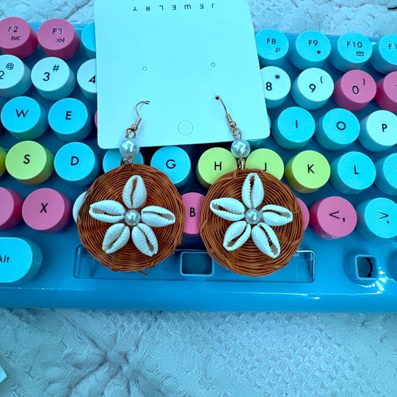 Earing - Picture 1 of 1